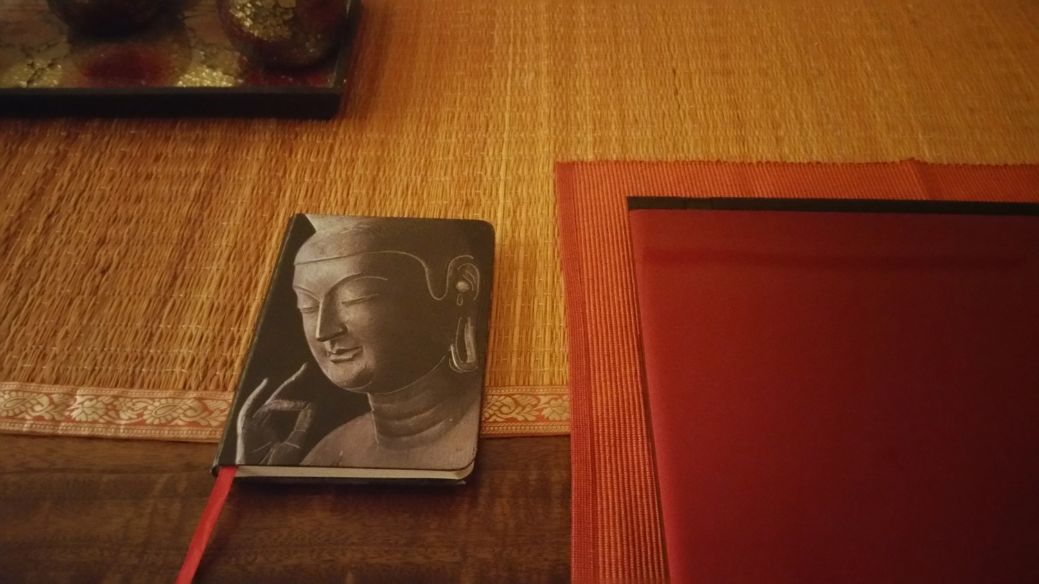 Die Magie der Tarotkarten in den Händen von Frauen von MAGIC TAROT